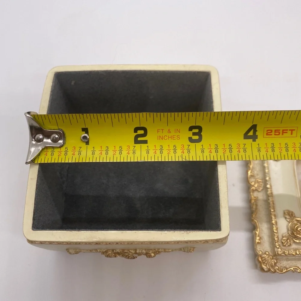Vintage‎ plastic jewelry storage box #375